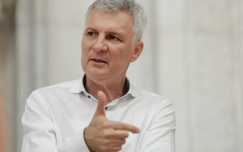 Liderul senatorilor PSD, Daniel Zamfir, a criticat vehement vineri acțiunile ministrului Mediului, Diana Ciucă, pe litoral, acuzând-o că „trăiește din sânge pe pereți” și a declanșat demolări de terase în plin sezon estival