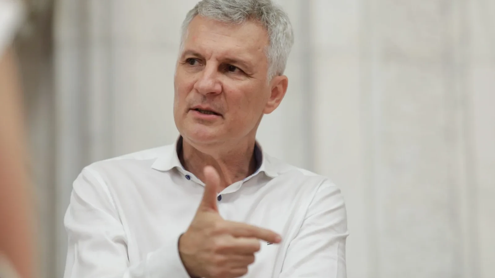 Liderul senatorilor PSD, Daniel Zamfir, a criticat vehement vineri acțiunile ministrului Mediului, Diana Ciucă, pe litoral, acuzând-o că „trăiește din sânge pe pereți” și a declanșat demolări de terase în plin sezon estival