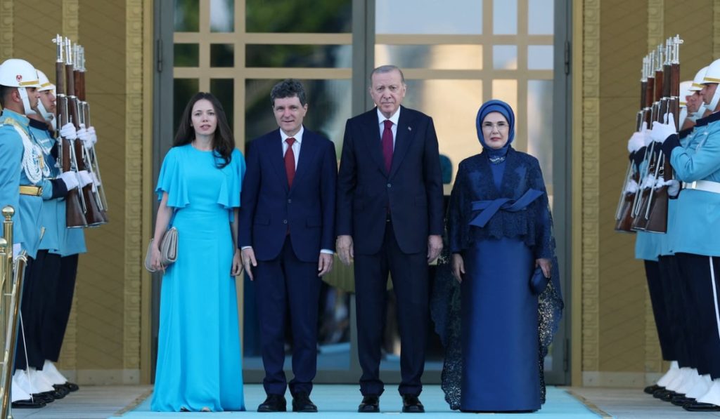 Nicușor Dan și Mirabela Grădinaru, la recepția NATO din Turcia: Un gest reținut a atras atenția Nicușor Dan, însoțit de partenera sa de viață, Mirabela Grădinaru, a participat la recepția oficială organizată de președintele Turciei, Recep Tayyip Erdoğan, și de prima-doamnă Emine Erdoğan, în cadrul Summitului NATO de la Ankara