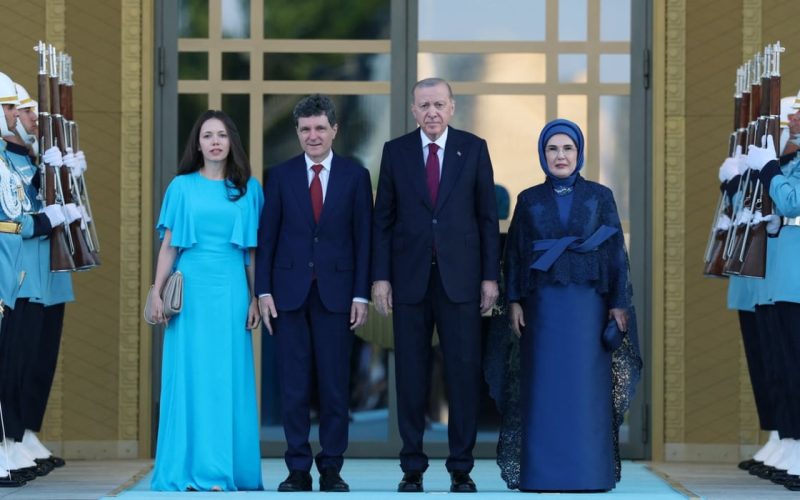 Nicușor Dan și Mirabela Grădinaru, la recepția NATO din Turcia: Un gest reținut a atras atenția Nicușor Dan, însoțit de partenera sa de viață, Mirabela Grădinaru, a participat la recepția oficială organizată de președintele Turciei, Recep Tayyip Erdoğan, și de prima-doamnă Emine Erdoğan, în cadrul Summitului NATO de la Ankara