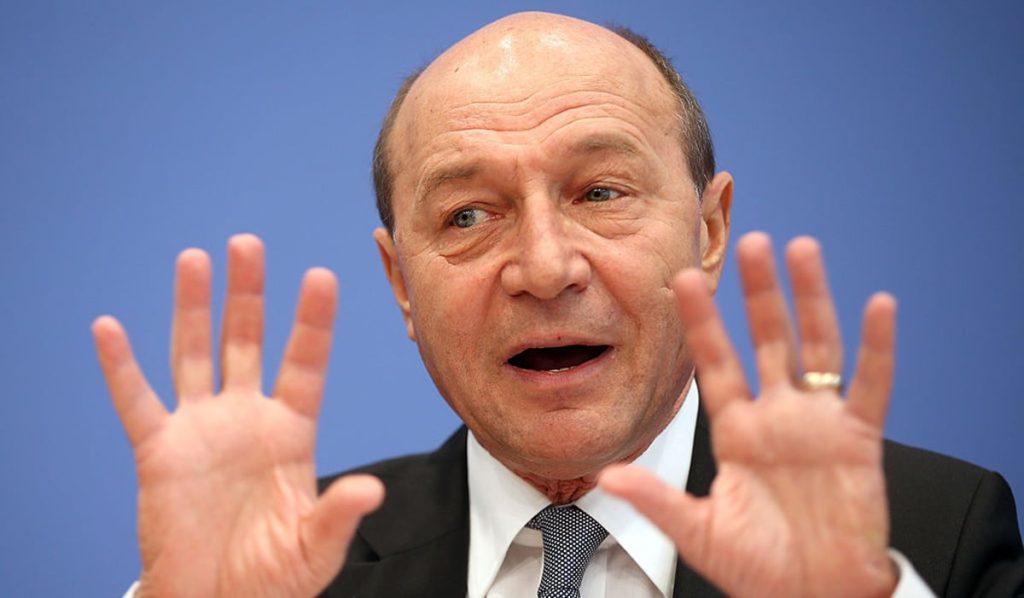 Băsescu critică vehement numirea premierului și blochează țara: „Nicuşor Dan şi-a abandonat rolul de preşedinte” Fostul președinte Traian Băsescu a atacat dur instituția prezidențială și modul în care este gestionată criza politică, arătând cu degetul spre actualul șef al statului, Nicușor Dan
