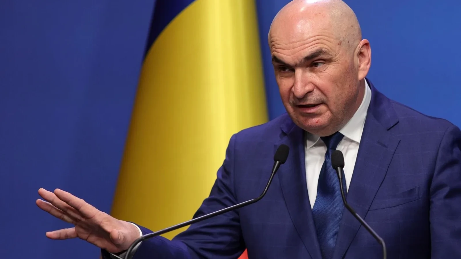 Premierul demis Ilie Bolojan a explicat relația sa actuală cu președintele Klaus Iohannis și liderul PSD Sorin Grindeanu, în contextul blocajelor politice din coaliția de guvernare privind desemnarea unui nou prim-ministru