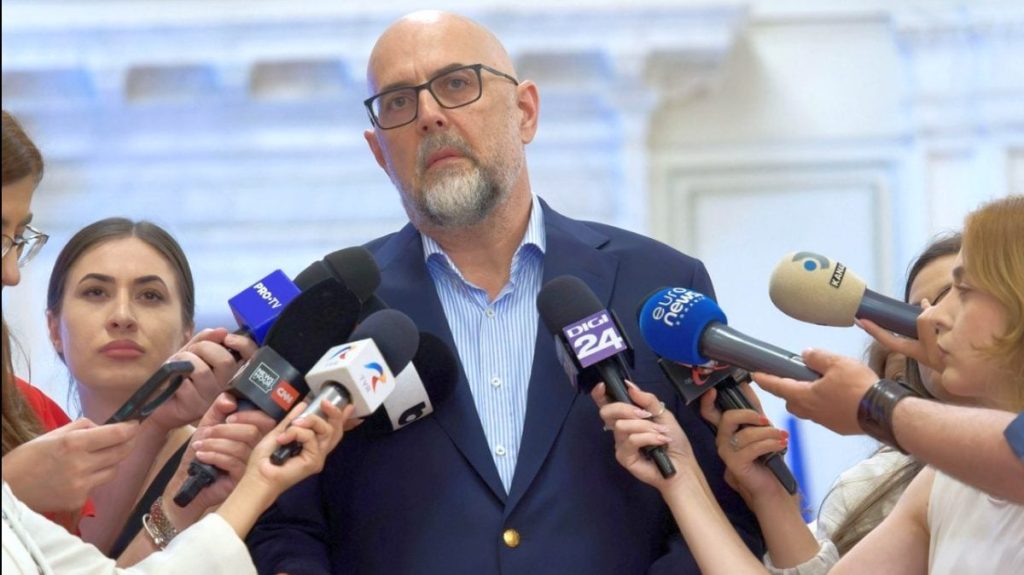 Kelemen Hunor, președintele UDMR, și-a exprimat rezervele față de desemnările premierului Nicușor Dan, Eugen Tomac și Adrian Veștea, afirmând că el ar fi procedat diferit