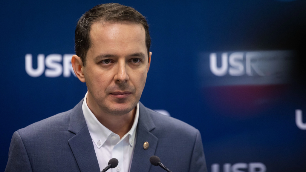 USR atacă PSD pe tema Legii salarizării: „Recunoașterea propriului eșec?” Purtătorul de cuvânt al Uniunii Salvați România (USR), Cristian SEIDLER, a criticat vehement Partidul Social Democrat (PSD) pentru poziția adoptată față de noua lege a salarizării din sectorul bugetar