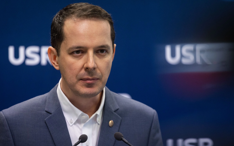 USR atacă PSD pe tema Legii salarizării: „Recunoașterea propriului eșec?” Purtătorul de cuvânt al Uniunii Salvați România (USR), Cristian SEIDLER, a criticat vehement Partidul Social Democrat (PSD) pentru poziția adoptată față de noua lege a salarizării din sectorul bugetar