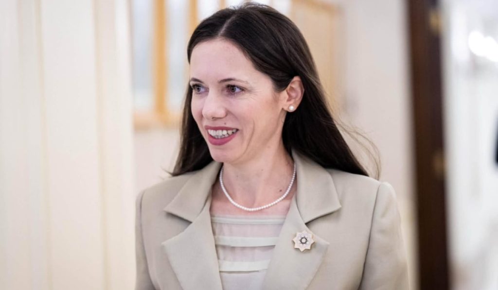 Mirabela Grădinaru, la Ankara, în dezbatere despre siguranța online a copiilor alături de soțiile liderilor NATO Mirabela Grădinaru, partenera președintelui României, a participat la o masă rotundă importantă găzduită la Ankara de prima-doamnă a Turciei, Emine Erdoğan