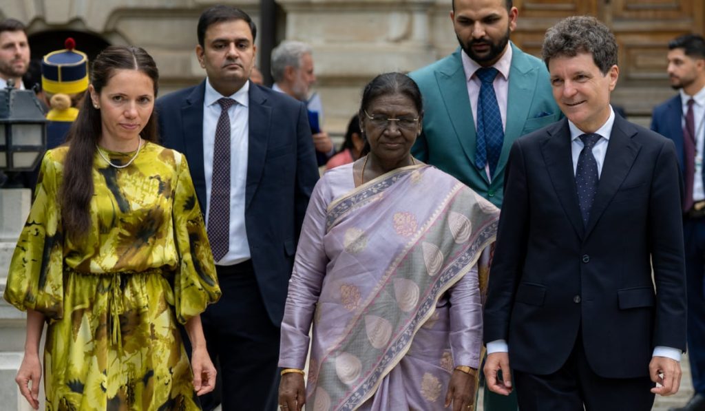 Mirabela Grădinaru, gazdă elegantă pentru președinta Indiei la Cotroceni Președinta Republicii India, Droupadi Murmu, a efectuat o vizită de stat în România, un eveniment diplomatic de importanță majoră, marcat de ceremonia de la Palatul Cotroceni