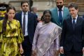 Mirabela Grădinaru, gazdă elegantă pentru președinta Indiei la Cotroceni Președinta Republicii India, Droupadi Murmu, a efectuat o vizită de stat în România, un eveniment diplomatic de importanță majoră, marcat de ceremonia de la Palatul Cotroceni