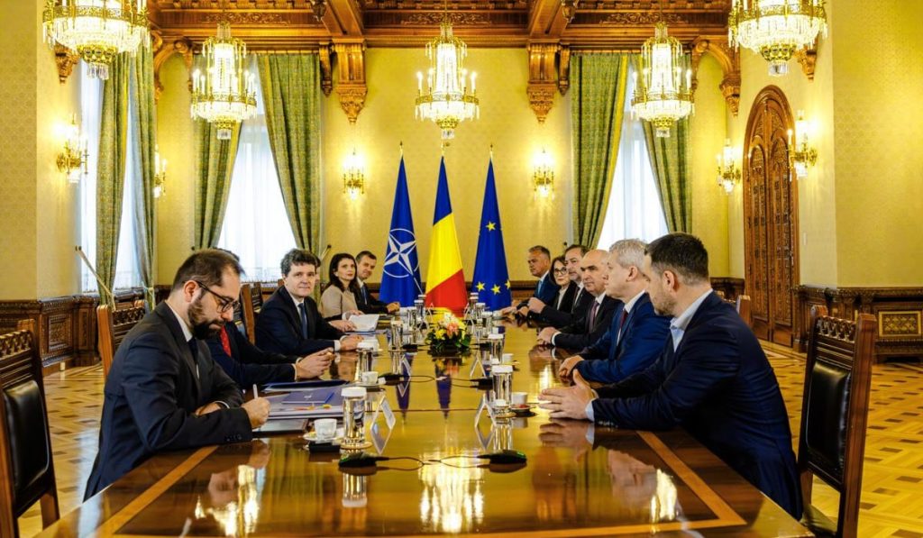 Istoricul Dennis Deletant, critic virulent la adresa situației politice din România Istoricul britanic Dennis Deletant, recunoscut pentru studiile sale aprofundate despre istoria României, a lansat acuzații grave privind actuala criză politică din țară