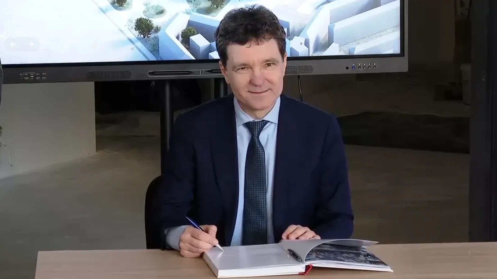 Președintele Klaus Iohannis a semnat vineri decretul de promulgare a legii pentru modificarea și completarea Legii audiovizualului 504/2002