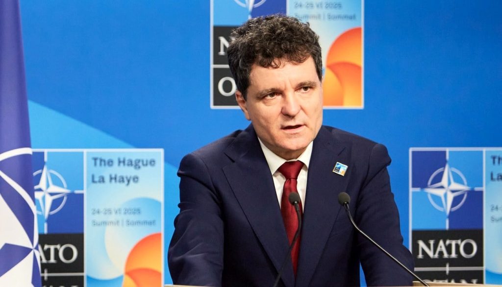 Nicușor Dan, președintele României din mai 2025, a declarat că numirea unui nou director pentru Serviciul de Informații Române (SRI) este o sarcină dificilă, similară formării unui nou guvern, din cauza necesității unei majorități parlamentare