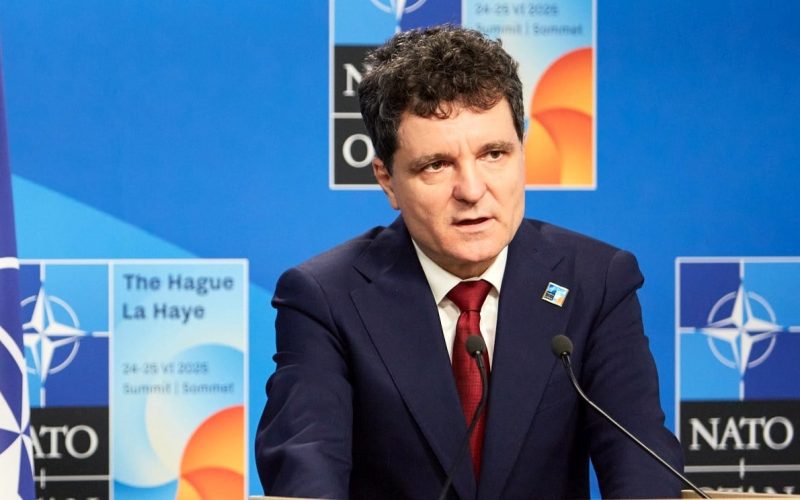 Nicușor Dan, președintele României din mai 2025, a declarat că numirea unui nou director pentru Serviciul de Informații Române (SRI) este o sarcină dificilă, similară formării unui nou guvern, din cauza necesității unei majorități parlamentare