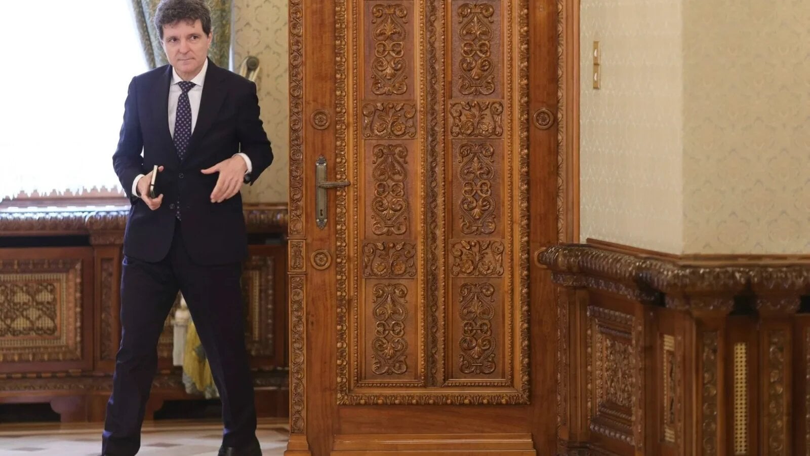 Consens la Cotroceni: Codul Urbanismului, pe cale să fie adoptat pentru deblocarea fondurilor PNRR Discuțiile tehnice privind Codul Urbanismului, organizate la inițiativa Președintelui ROMÂNIEI, s-au încheiat cu un acord asupra amendamentelor rămase în dezbatere și un calendar clar pentru adoptarea proiectului de lege