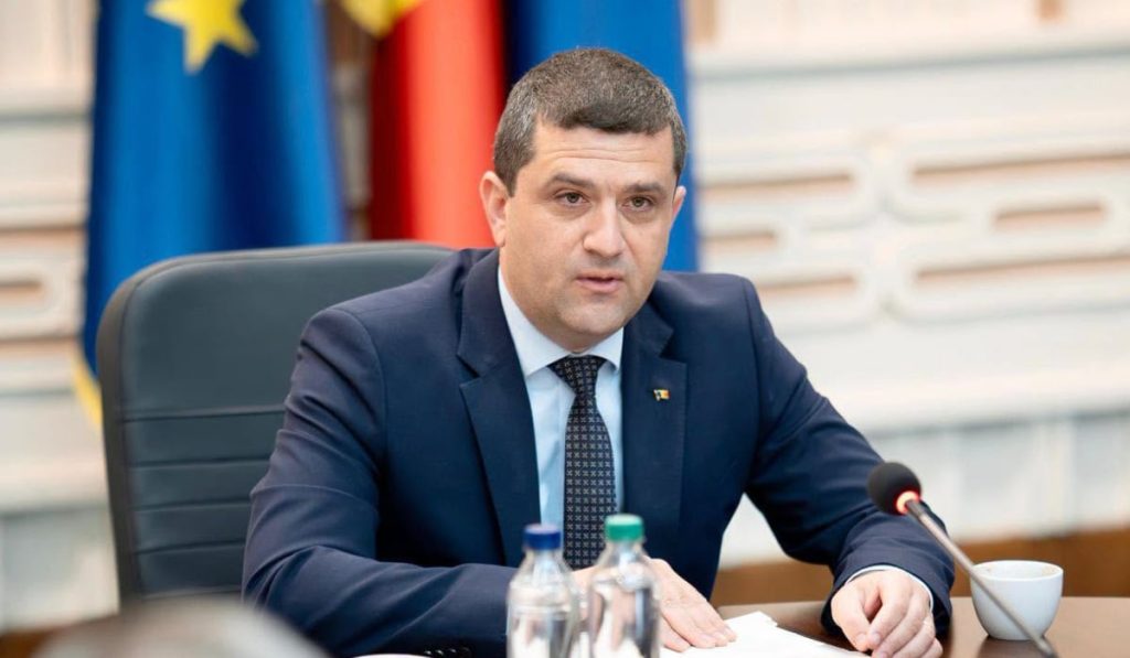 Radu Miruță, ministrul interimar al Transporturilor, a dezmințit vehement informațiile apărute în spațiul public conform cărora ar fi plătit sume exorbitante pentru o vacanță în Turcia, precizând că factura reală a sejurului pentru familia sa a fost de 2.387 de euro