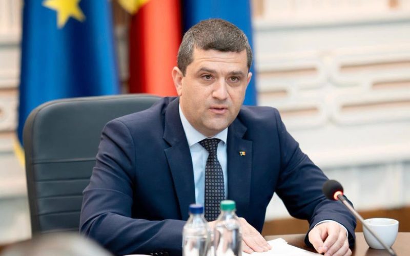 Radu Miruță, ministrul interimar al Transporturilor, a dezmințit vehement informațiile apărute în spațiul public conform cărora ar fi plătit sume exorbitante pentru o vacanță în Turcia, precizând că factura reală a sejurului pentru familia sa a fost de 2.387 de euro