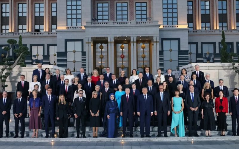 Președintele României, Nicușor Dan, și partenera sa, MIRABELA GRĂDINARU, au participat marți seară la fotografia oficială de grup a liderilor reuniți la summitul NATO de la Ankara