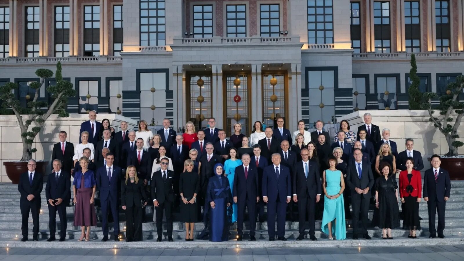 Președintele României, Nicușor Dan, și partenera sa, MIRABELA GRĂDINARU, au participat marți seară la fotografia oficială de grup a liderilor reuniți la summitul NATO de la Ankara