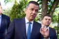 PSD deschis la rocada guvernamentală, dar cu condiții După două luni marcate de instabilitate politică, președintele PSD, SORIN GRINDEANU, a declarat că partidul pe care îl reprezintă este deschis la o eventuală rocada guvernamentală cu partidele de dreapta