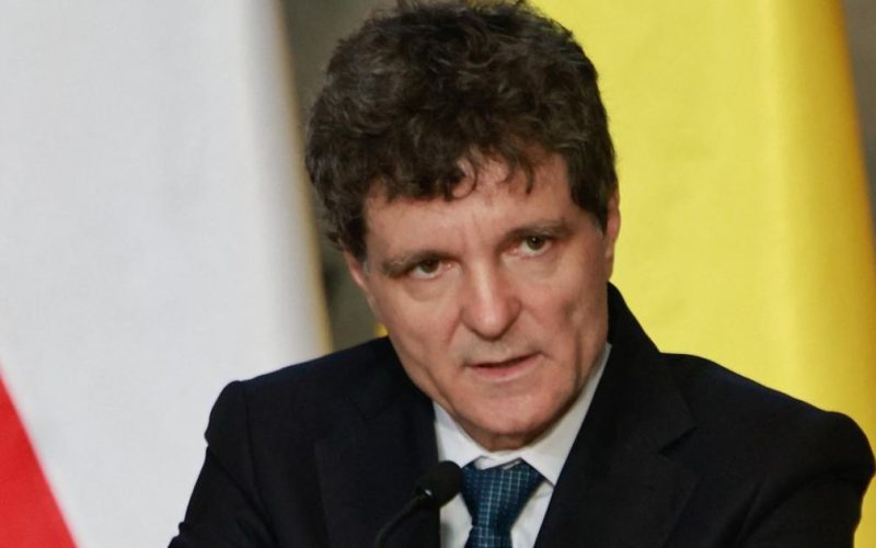 Nicuşor Dan, cu privire la alegerile anticipate: „Nu văd sensul” Nicuşor Dan, primarul general al Capitalei, s-a pronunțat împotriva organizării unor alegeri anticipate în România, explicând că o astfel de măsură ar prelungi starea de incertitudine politică fără a aduce soluții noi