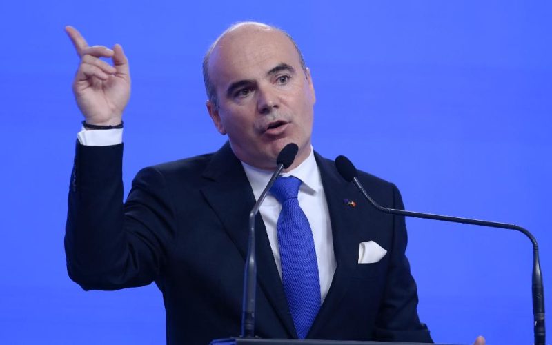 Rareș Bogdan critică direcția PNL, invocând influențe progresiste Europarlamentarul Rareș Bogdan a lansat critici vehemente la adresa direcției în care se îndreaptă Partidul Național Liberal (PNL), sugerând o influență progresistă și o îndepărtare de bazinul electoral tradițional al partidului