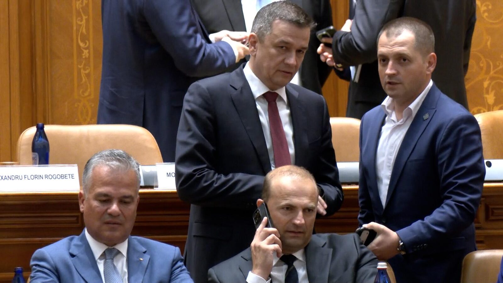 Premierul interimar Ilie Bolojan propune un „Guvern de armistițiu” cu durată limitată pentru a debloca situația politică, o variantă care ar putea duce la numirea lui Alexandru Nazare, fost ministru al Finanțelor, în fruntea Executivului