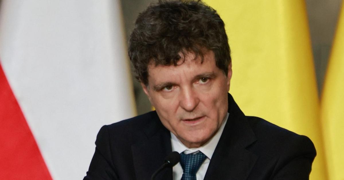 Criza politică a deturnat atenția de la numirea ambasadorilor Președintele Nicușor Dan a declarat că criza politică a împiedicat procesul de analiză și numire a ambasadorilor, prioritizând astfel resursele și atenția către rezolvarea situației politice