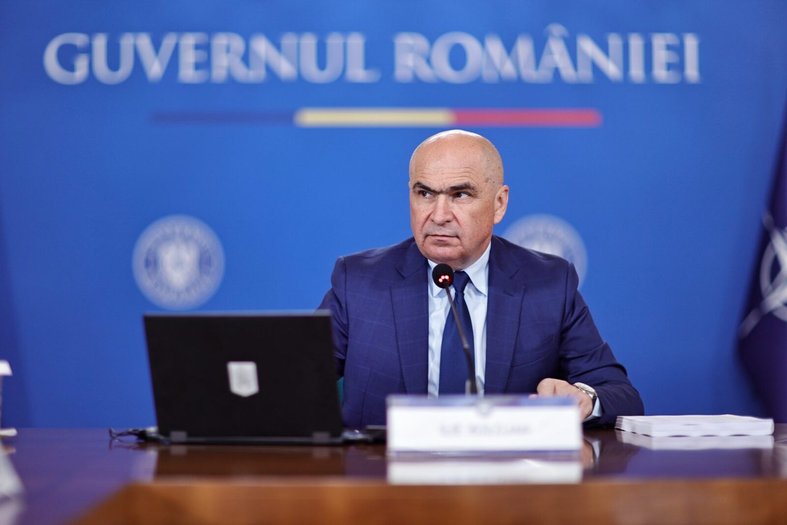 PSD ironizează demersurile premierului demis Ilie Bolojan Partidul Social Democrat (PSD) a lansat critici acide la adresa premierului demis Ilie Bolojan, acuzându-l pe acesta de incompetență administrativă prin intermediul unei postări pe rețelele sociale