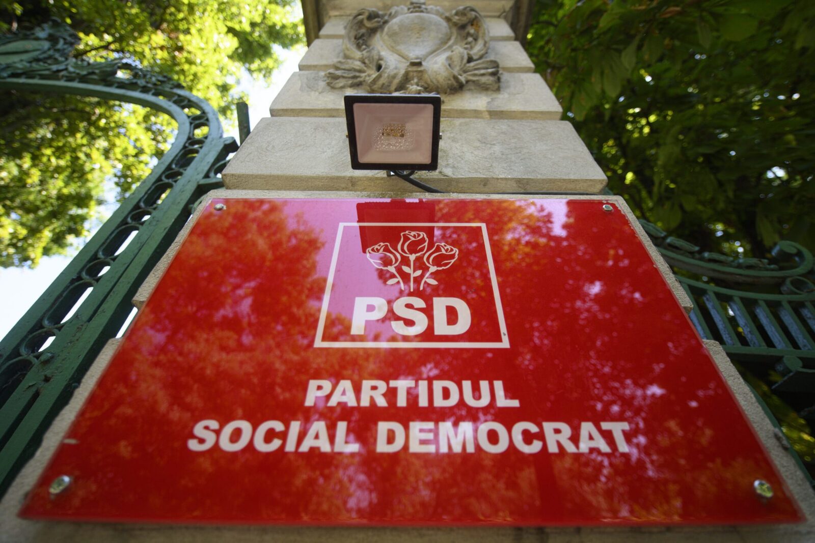 PSD contraatacă în disputa privind legea decarbonizării Partidul Social Democrat (PSD) vine cu o contraofensivă în disputa legată de Legea decarbonizării, susținând ferm că menținerea centralelor pe cărbune este singura soluție viabilă pentru gestionarea actualei crize energetice