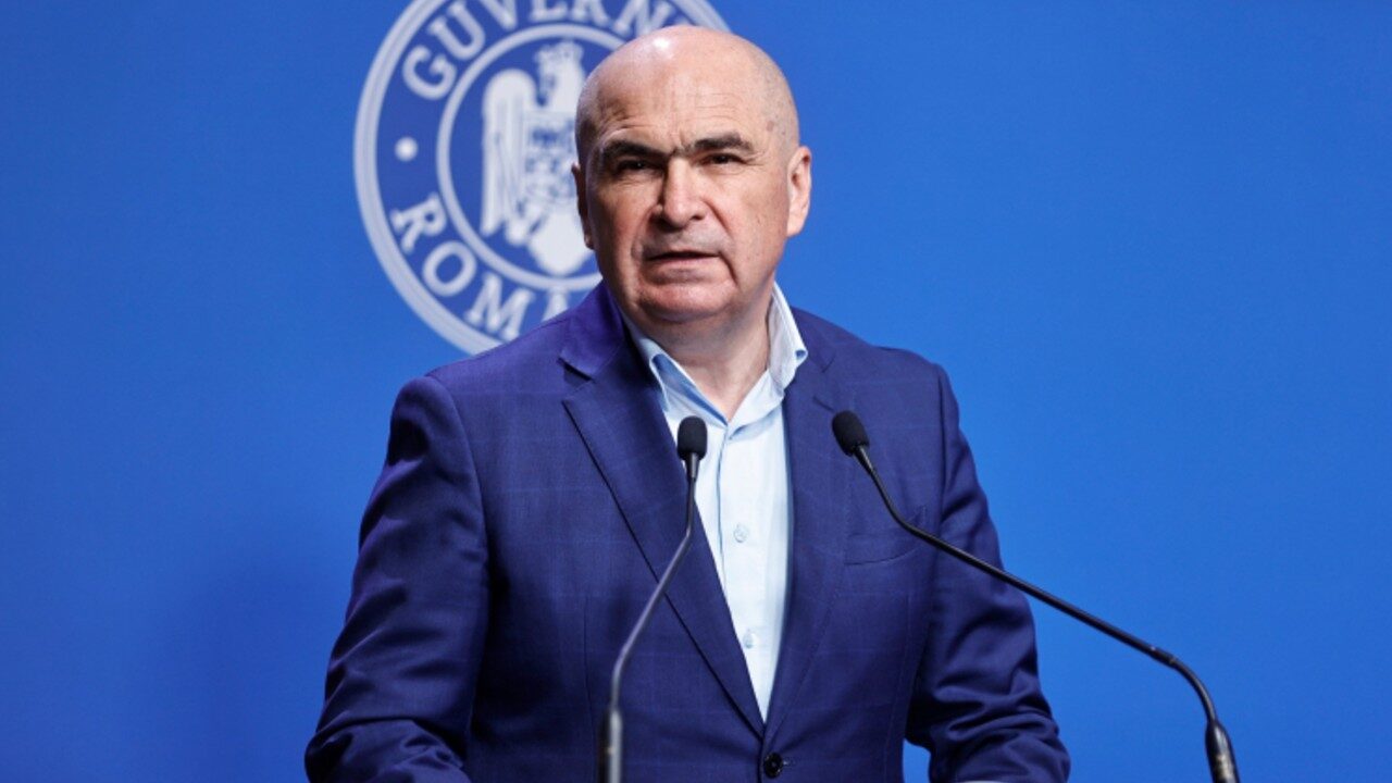 Premierul interimar Ilie BOLojan a prezentat, într-o conferință de presă, măsurile luate pentru a acoperi deficitul de 600 de MW creat prin închiderea unității 2 de la Cernavodă și a subliniat necesitatea unor politici energetice pe termen lung și a unor investiții strategice