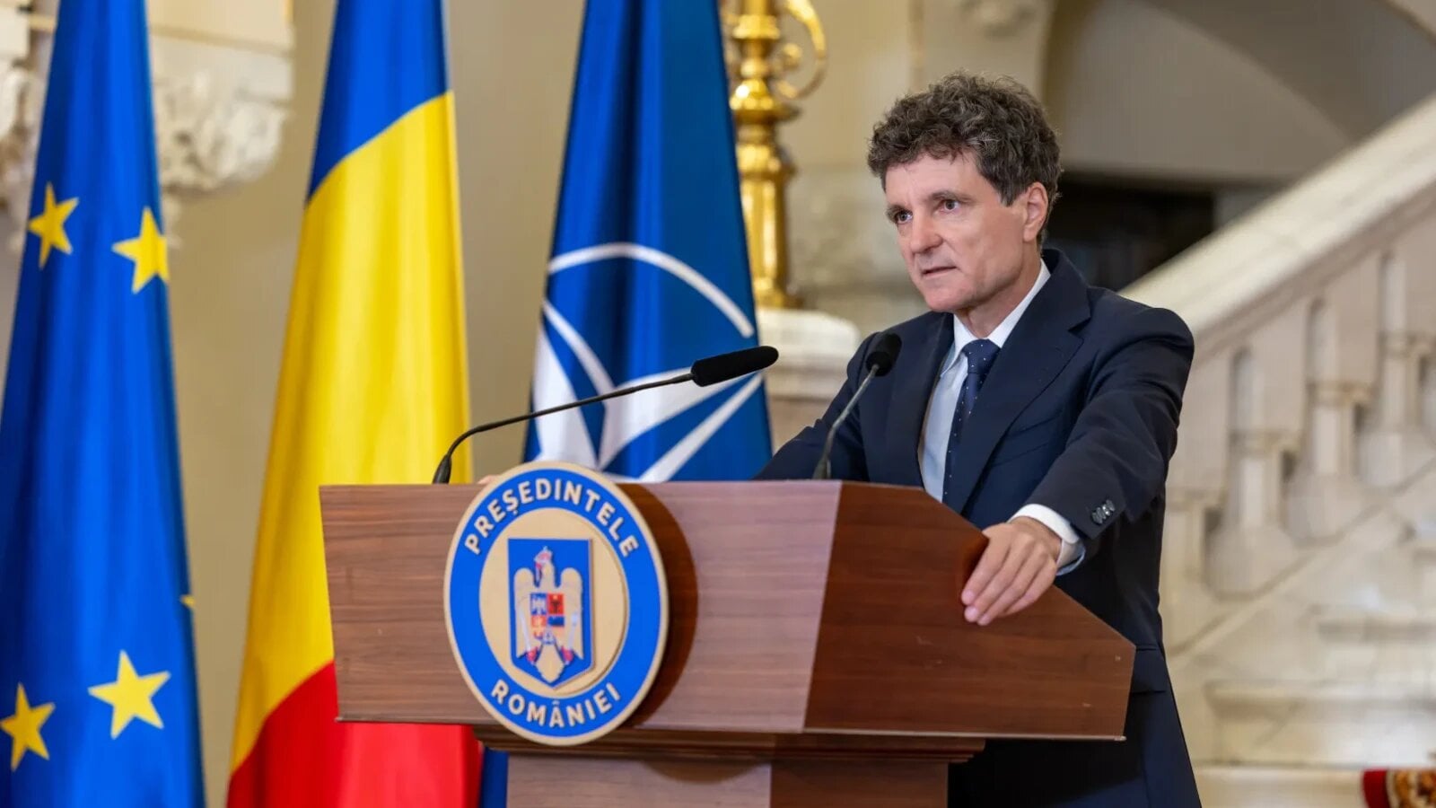 Scrie un articol de presă în stil jurnalistic românesc despre: Cuprins:Președintele Nicușor Dan a felicitat Armata Română, piloții celor două aeronave F-16 și Garda de Coastă după operațiunea de distrugere a unei drone marine încărcate cu explozibil, descoperită joi în apropierea platformei Neptun Deep din Marea Neagră