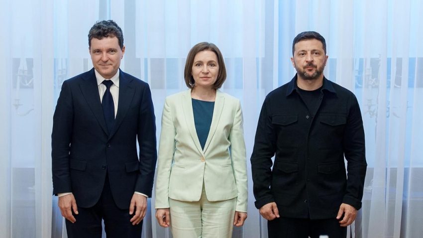Întâlnire tripartită la Chișinău Președintele României, Nicușor Dan, se va întâlni astăzi, la Chișinău, cu omologul său din Republica Moldova, MAIA SANDU, și cu Președintele Ucrainei, VOLODIMIR Zelenski