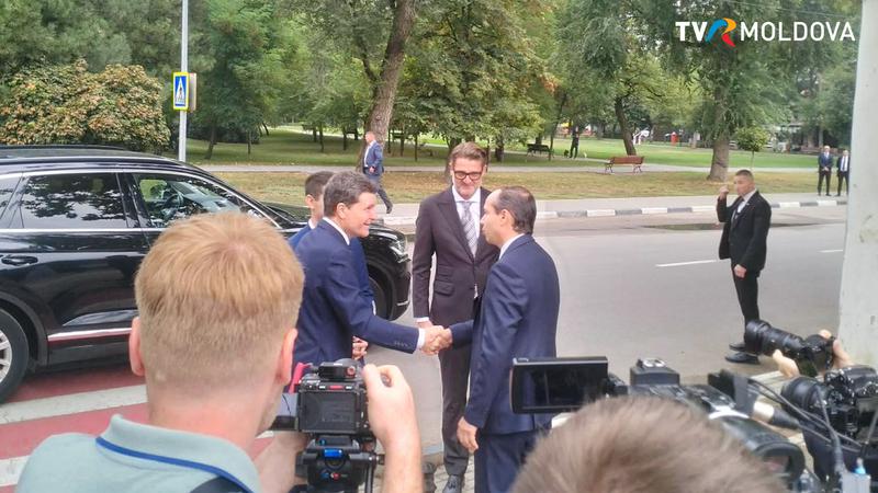 Vizita Președintelui României la Chișinău: Reuniune Trilaterală și Celebrarea Independenței Președintele României, Nicușor Dan, a început o vizită oficială în Republica Moldova, marcată de o agendă complexă ce include participarea la ceremoniile dedicate Zilei Independenței și o întâlnire trilaterală cu omologii săi din Republica Moldova și Ucraina