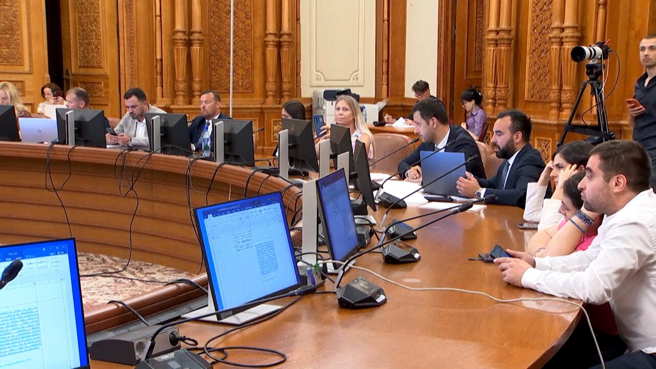 Controverse în Senat pe tema Legii Integrității: Parteneri de viață și retroactivitate Senatul României a adoptat, în plen, Legea Integrității, un pachet legislativ care a generat dezbateri aprinse, în special din cauza unor amendamente propuse de AUR și PSD