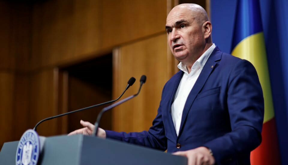 Programul „Diaspora investește acasă”, lansat cu 100 de milioane de euro Premierul interimar ILIE BOL oğan a anunțat, joi, aprobarea programului „Diaspora investește acasă”, o inițiativă guvernamentală menită să stimuleze românii stabiliți în străinătate să revină în țară și să-și dezvolte afaceri