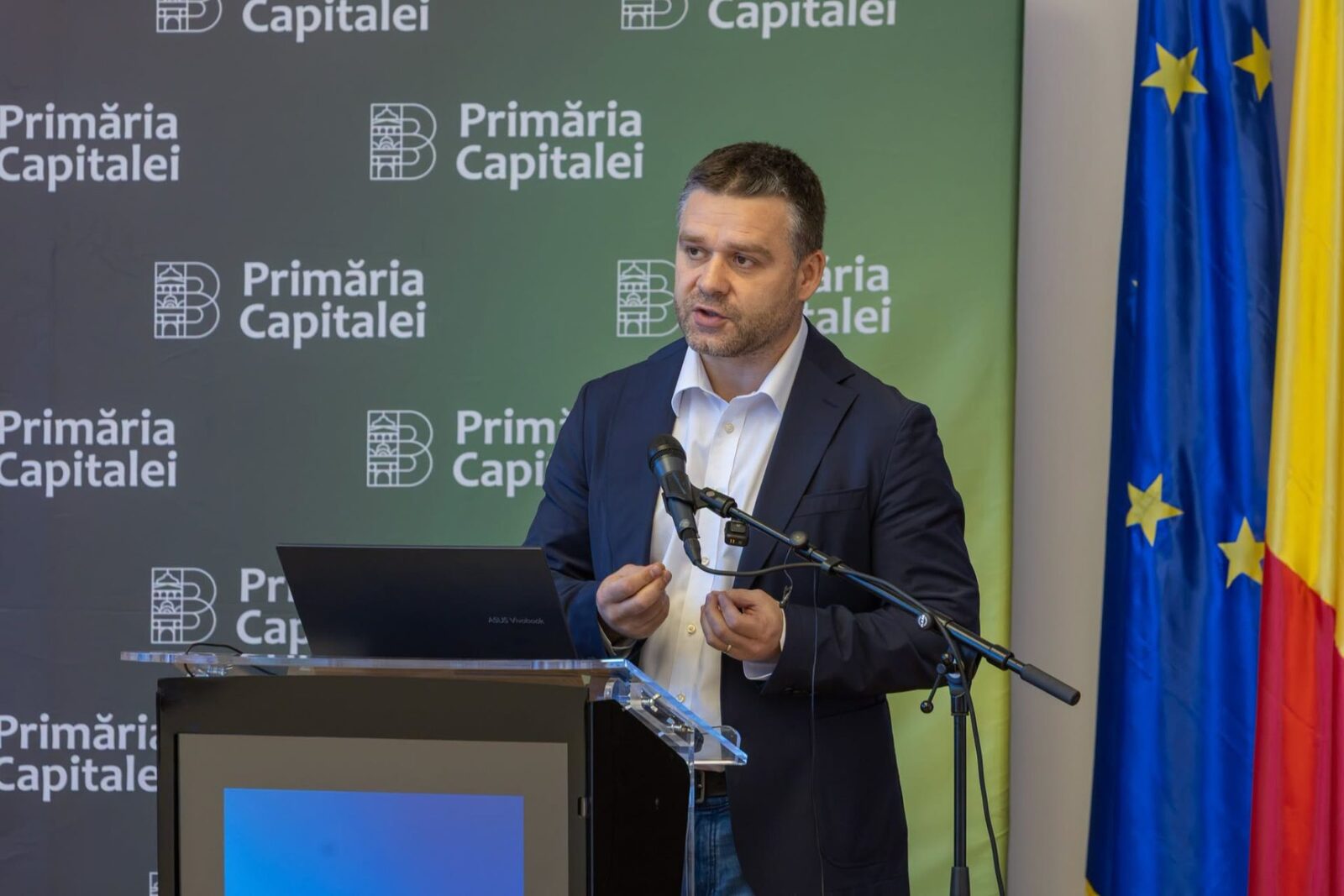 Întârzierea reformei termoficării, o povară financiară imensă pentru București Primarul general al Capitalei, CIPRIAN CIUCU, a subliniat miercuri necesitatea urgentă a implementării unui sistem centralizat de termoficare (SACET), afirmând că amânarea acestei reforme a generat costuri financiare „imensă” pentru Primăria Municipiului București (PMB)