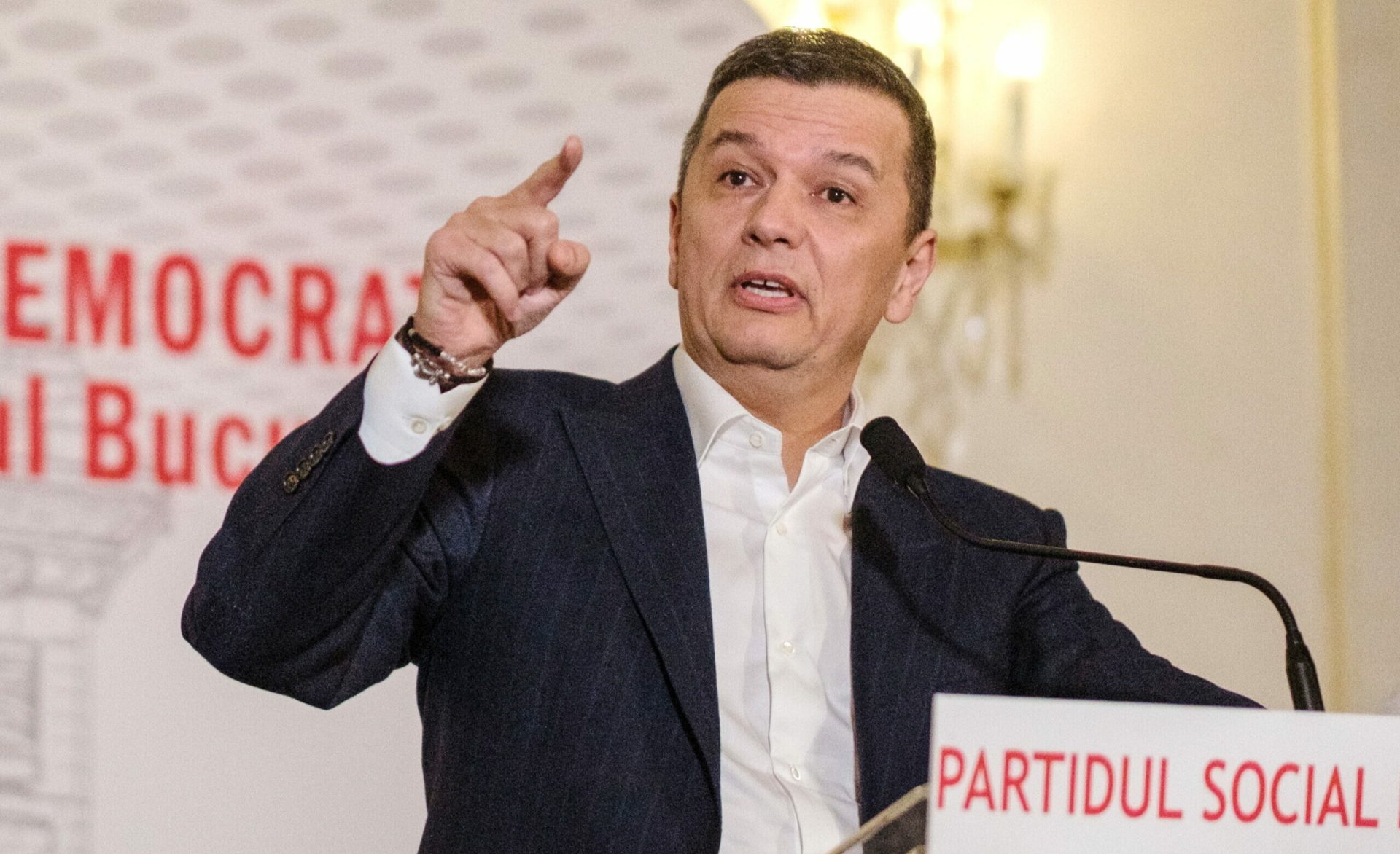 PSD respinge acuzațiile privind influența politică în legi PNRR Sorin GRINDEANU, președintele PSD, a respins ferm ideea că formațiunea sa ar fi acționat la solicitarea primarului general Nicușor Dan în cazul legilor aferente Planului Național de Redresare și Reziliență (PNRR)