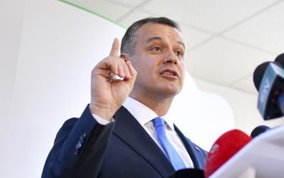 Critici guvernamentale privind lipsa de competență în administrație EUGEN TOMAC, consilier onorific al Președintelui ROMÂNIEI, a lansat critici acerbe la adresa actualei guvernări, acuzând „lipsa de competență” drept cauză principală a problemelor actuale ale țării