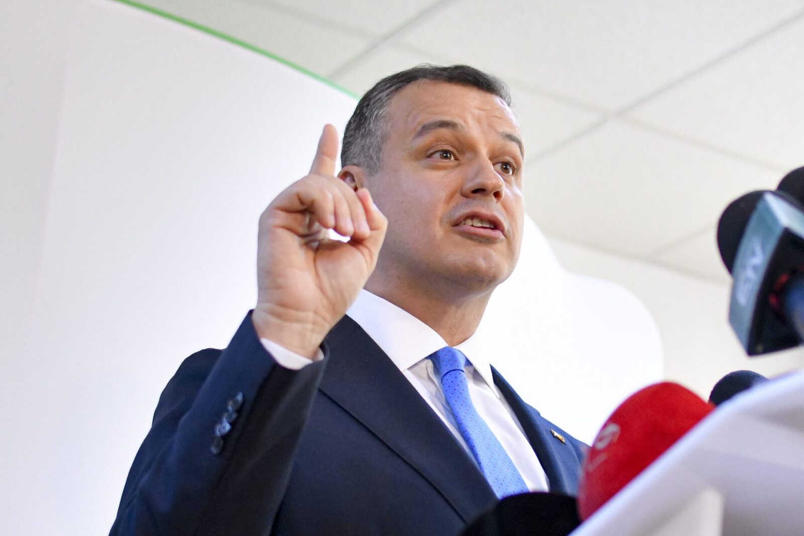 Critici guvernamentale privind lipsa de competență în administrație EUGEN TOMAC, consilier onorific al Președintelui ROMÂNIEI, a lansat critici acerbe la adresa actualei guvernări, acuzând „lipsa de competență” drept cauză principală a problemelor actuale ale țării