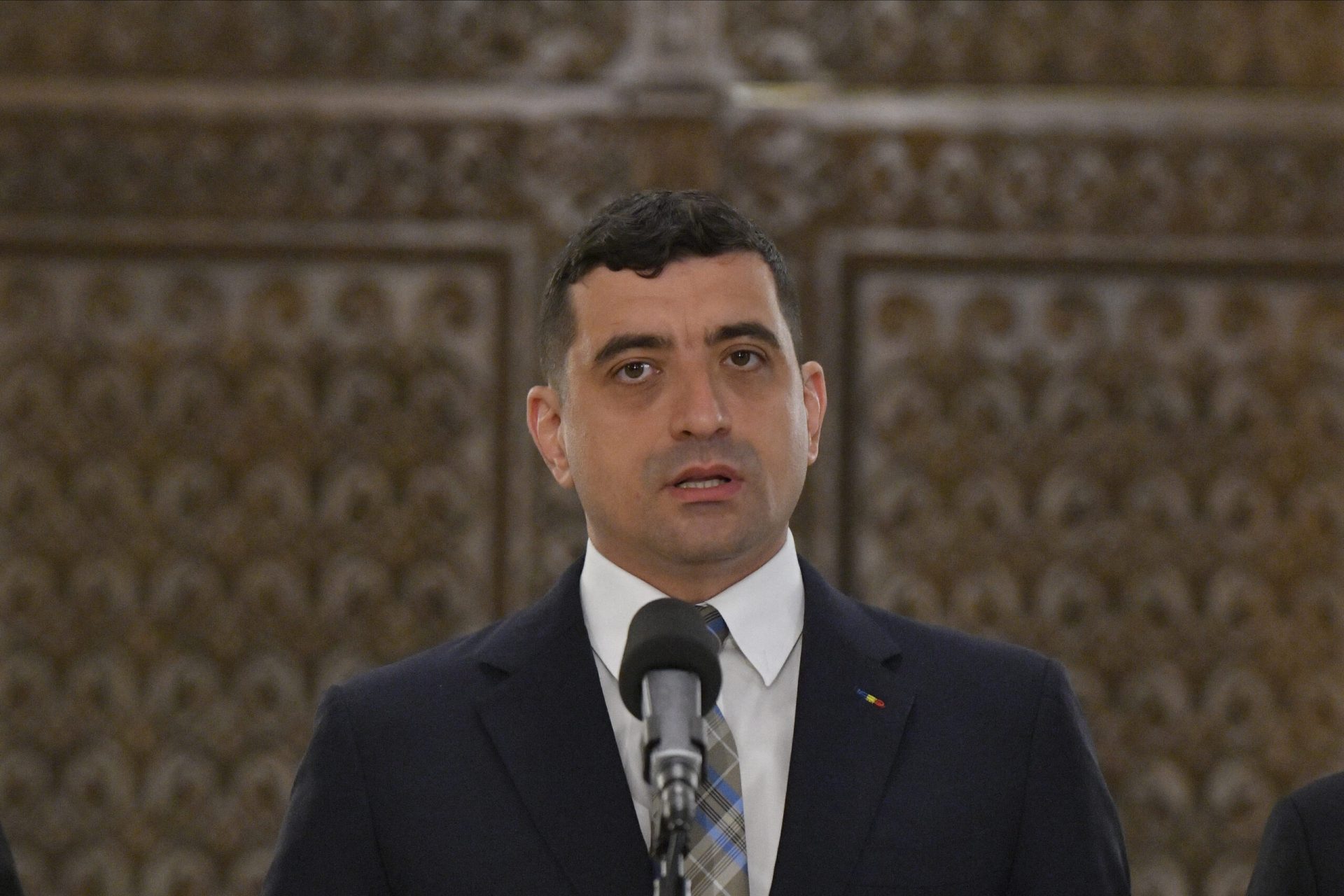 Liderul AUR, GEORGE Simion, și-a manifestat sprijinul față de ciobanii din județul Vâlcea, afectați de decizia autorităților de a sacrifica sute de oi din cauza unui focar de variolă ovină