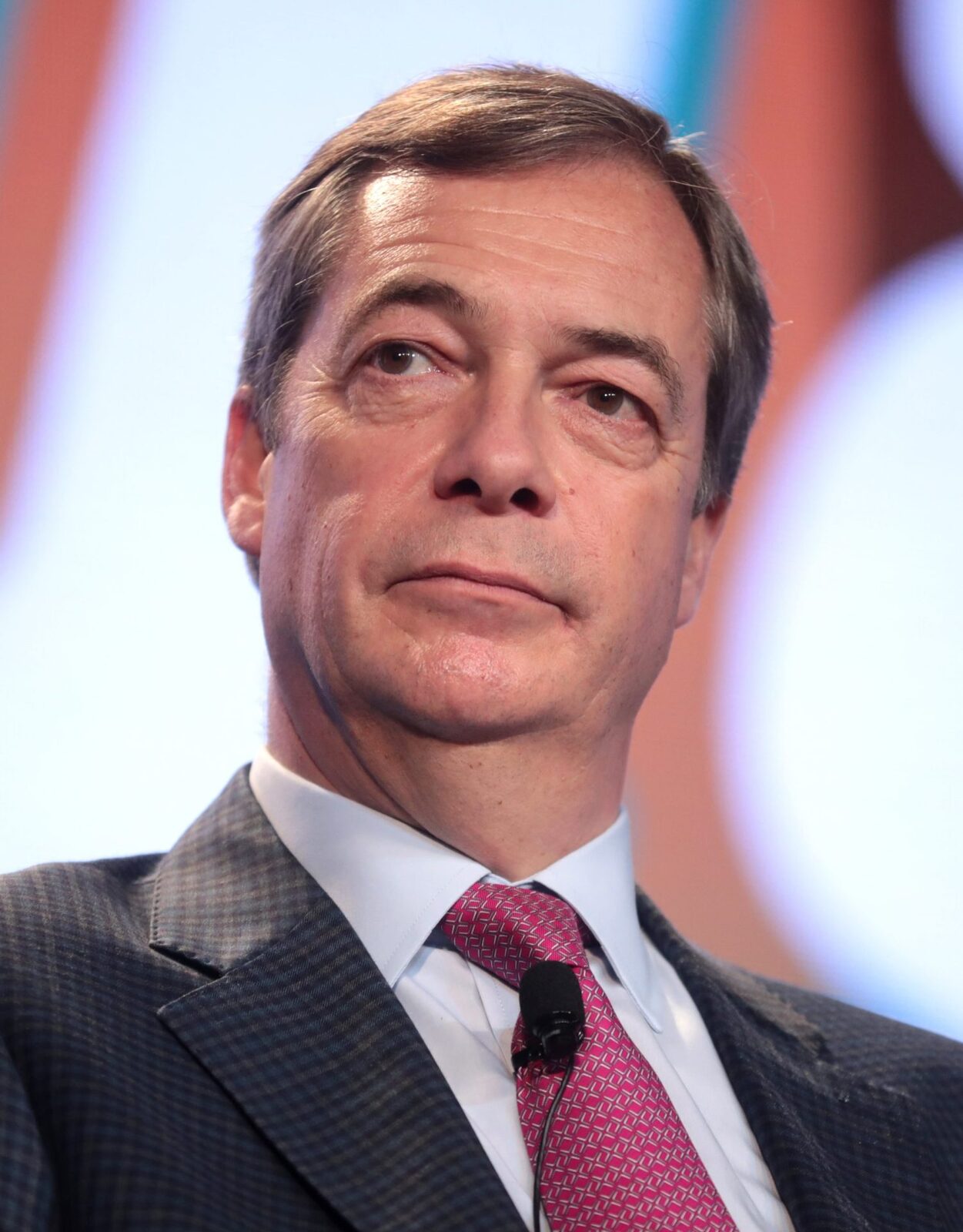 Farage râde de Contele Față-de-pubelă: Victorie facilă în Marea Britanie