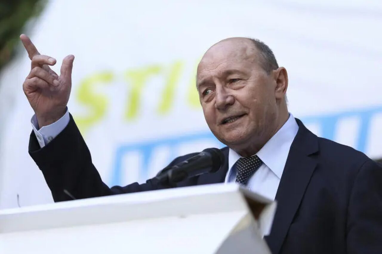 Situație financiară delicată Fostul președinte Traian Băsescu atrage atenția asupra consecințelor potențial dezastruoase pentru România în cazul unui dublu eșec: adoptarea legii salarizării și întârzierea formării unui guvern cu puteri depline