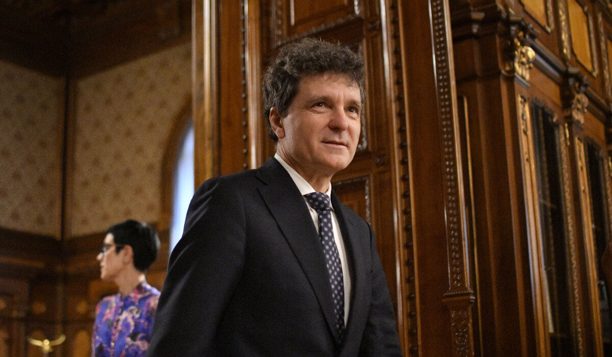 Bugetul Educației în Centrul Dezbaterilor: 3 Miliarde Lei în Plus, dar Sindicatele Cer Mai Mult Guvernul analizează o alocare suplimentară de 3 miliarde de lei pentru sectorul educațional, bani destinați, printre altele, creșterii sporului de dirigenție cu 10-20%, sporirii salariale pentru profesorii debutanți cu peste 30% și dublării remunerației pentru plata cu ora