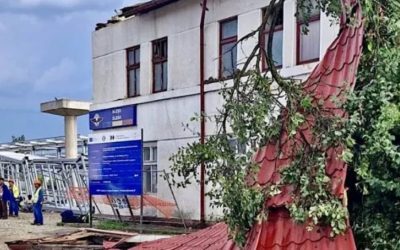 Vântul puternic a smuls o parte din acoperișul gării din Aleșd, județul Bihor, vineri, în timpul unei furtuni care a afectat mai multe localități