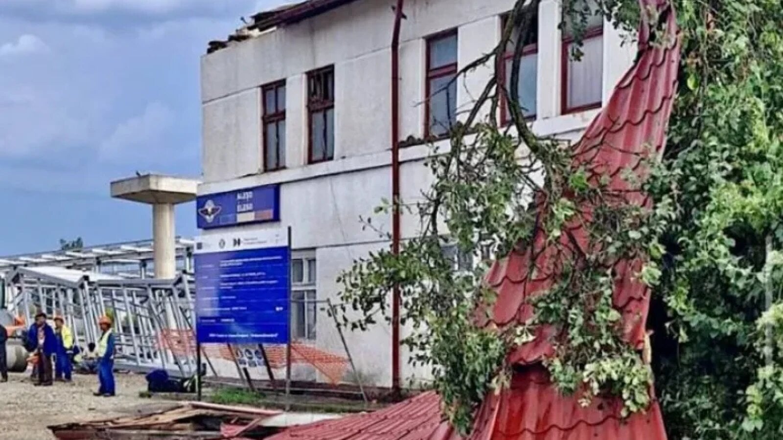 Vântul puternic a smuls o parte din acoperișul gării din Aleșd, județul Bihor, vineri, în timpul unei furtuni care a afectat mai multe localități
