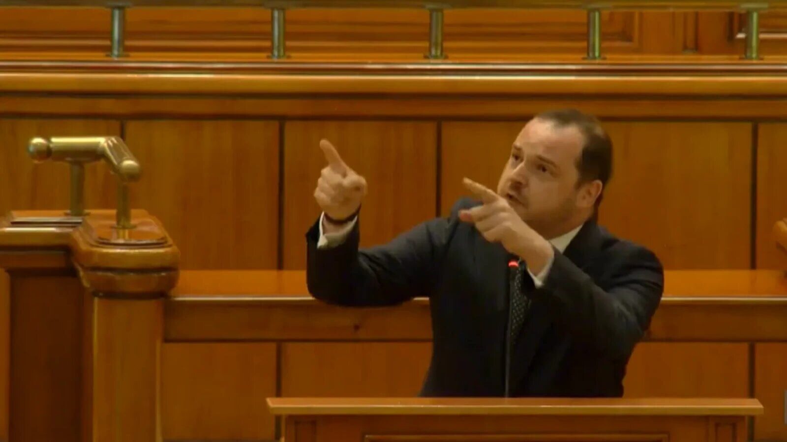 Alexandru Rogobete, fost ministru al Sănătății, a criticat vehement recentele acțiuni considerate a fi reforme, lansând un apel către „reformiștii închipuiți” să se oprească