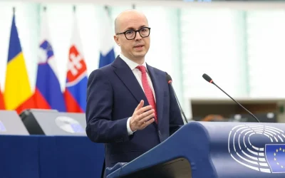 Românii care își mută consumul de energie în afara orelor de vârf, fie pornind mașina de spălat, fie încărcând autoturismele electrice, ar putea beneficia de facturi mai mici