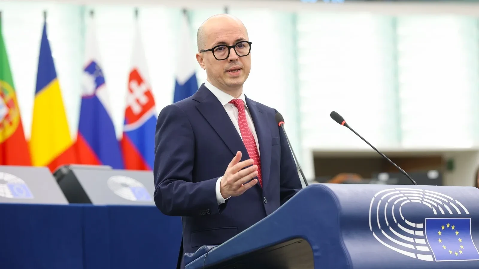 Românii care își mută consumul de energie în afara orelor de vârf, fie pornind mașina de spălat, fie încărcând autoturismele electrice, ar putea beneficia de facturi mai mici