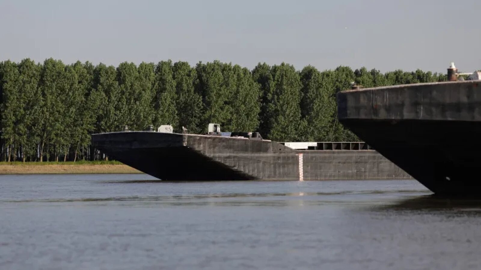 Ultimele barje au fost scufundate pe Dunăre Administrația Națională Apele Române a anunțat sâmbătă seară finalizarea cu succes a operațiunii de scufundare a ultimelor două barje, având ca scop limitarea scăderii nivelului apei în zona Centralei Nucleare de la Cernavodă