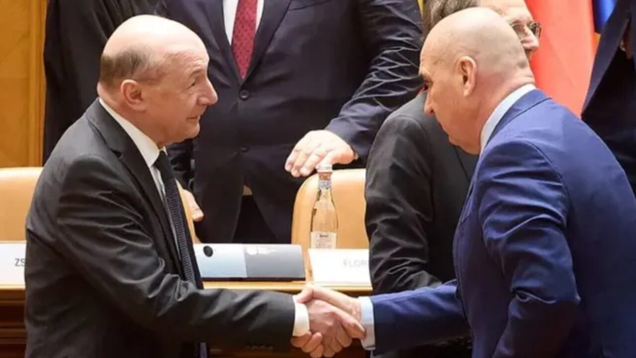 Băsescu, nuanțat pe marginea politicilor lui Bolojan Fostul președinte Traian Băsescu și-a nuanțat poziția față de premierul Ilie BOLOCAN, apreciind eforturile de reducere a cheltuielilor și a deficitului bugetar, dar criticând introducerea de noi taxe