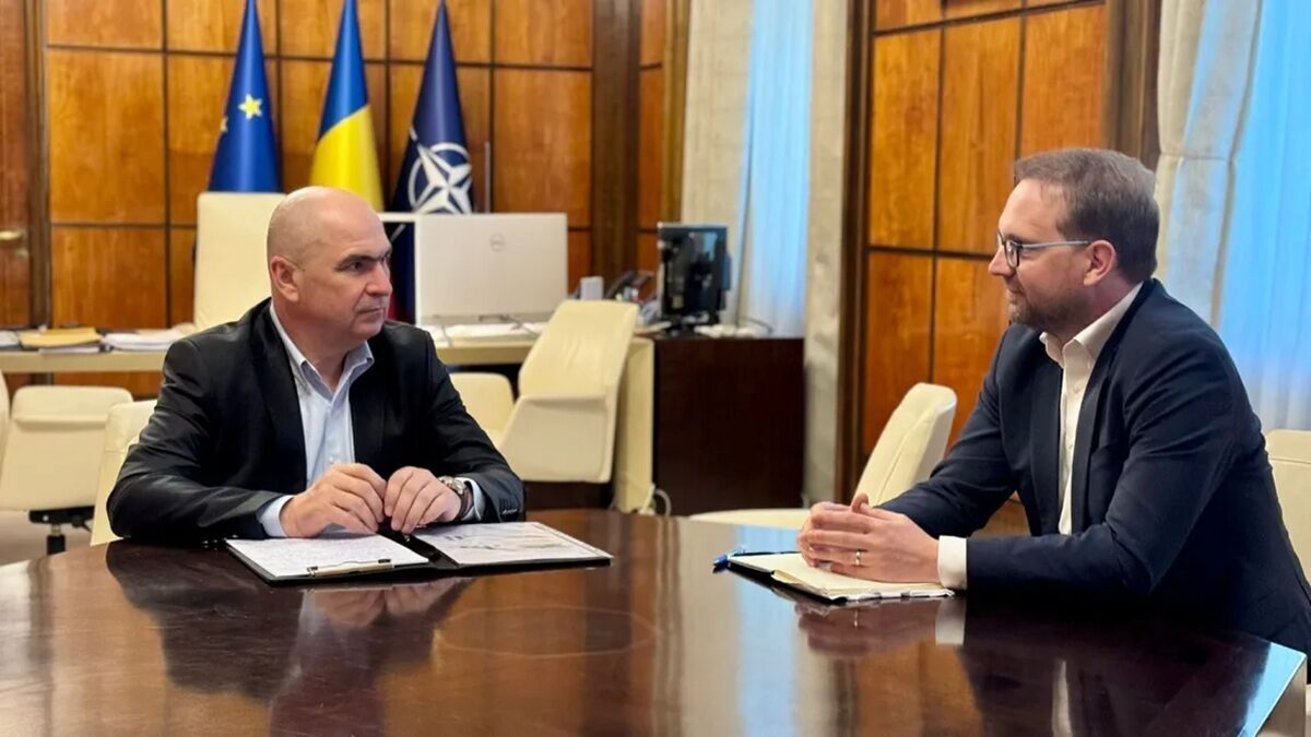 USR acuză PNL și UDMR de blocarea Legii ANI sub pretextul PNRR Purtătorul de cuvânt al USR, Cristian Seidler, a lansat critici vehemente la adresa PNL și UDMR, acuzându-le că au susținut adoptarea noii legi a integrității invocând necesitatea deblocării fondurilor europene din PNRR ca pe un „pretext convenabil”